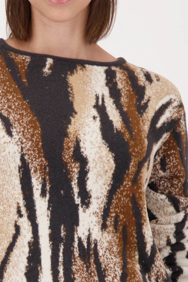 Knitted jumper with tiger pattern