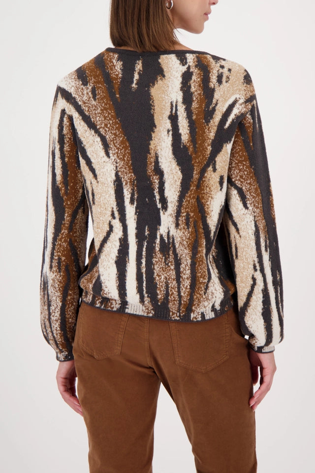 Knitted jumper with tiger pattern