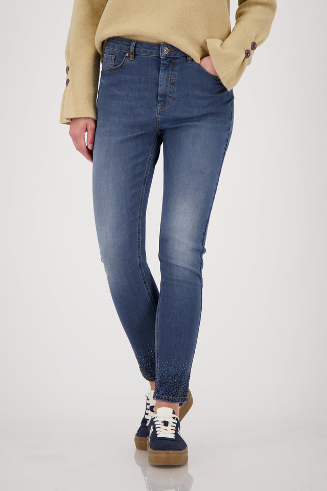 Jeans with decorative details on the seams