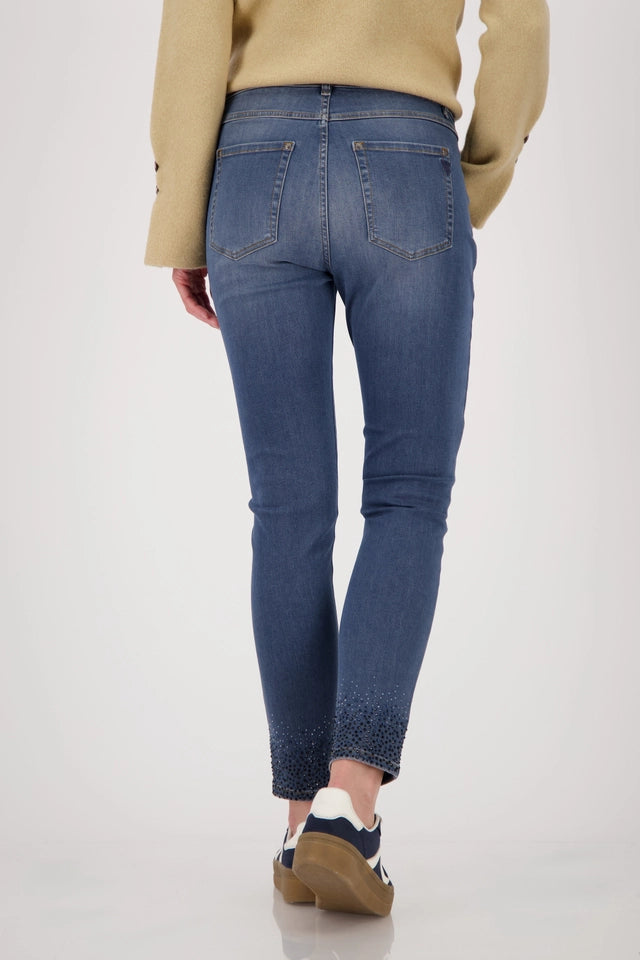 Jeans with decorative details on the seams
