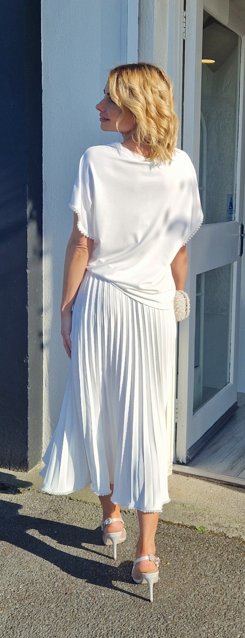 Elegant white pleated midi skirt