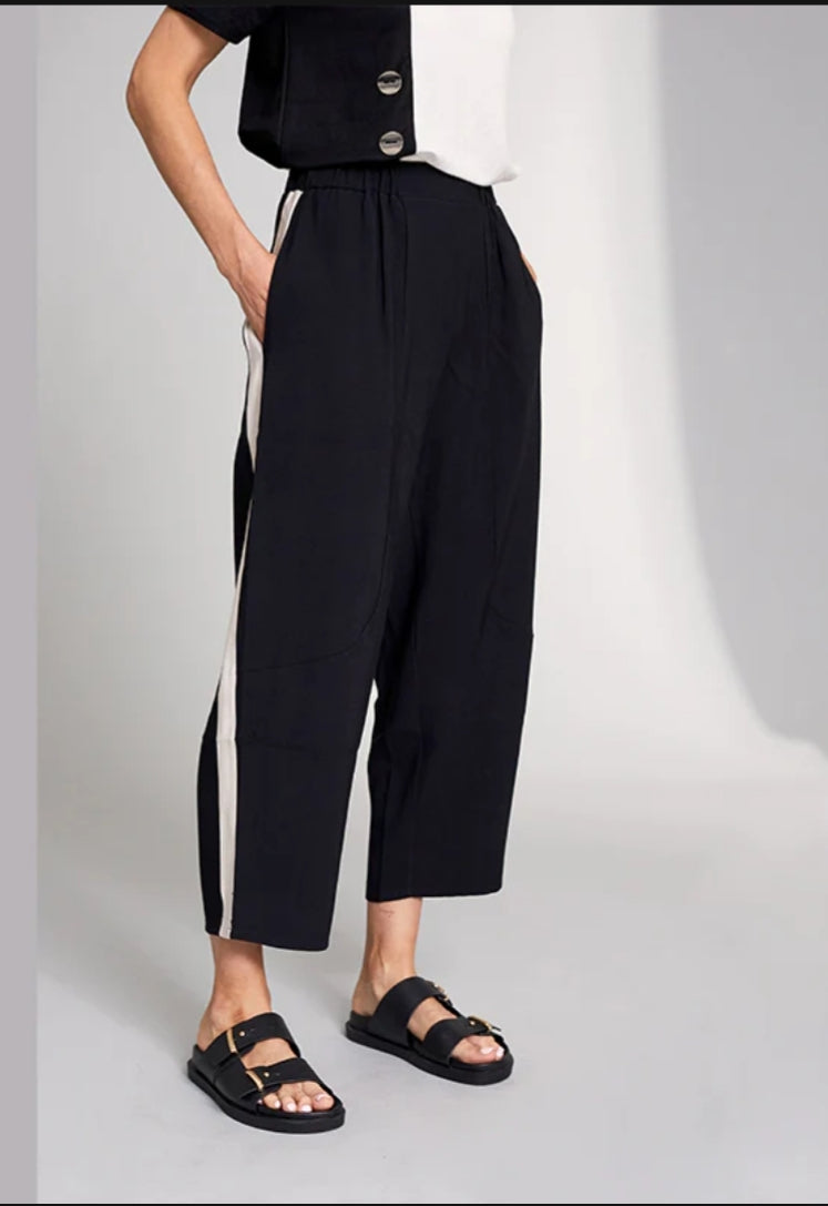 Black 7/8 Trousers With Side Stripe